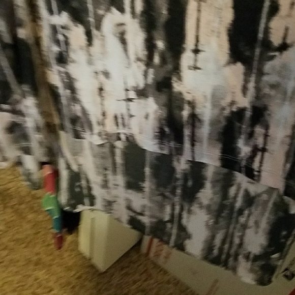 Very unique shirt - Picture 3 of 5